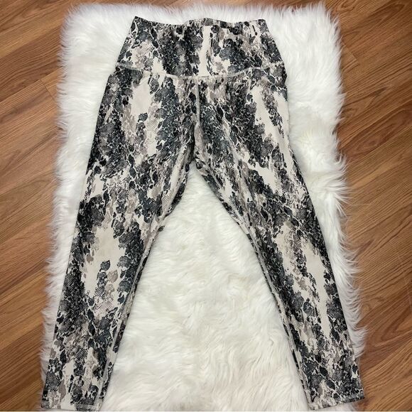 Evolution and Creation Brianna Snake Print Legging Ankle Length Black/White L - Picture 3 of 5